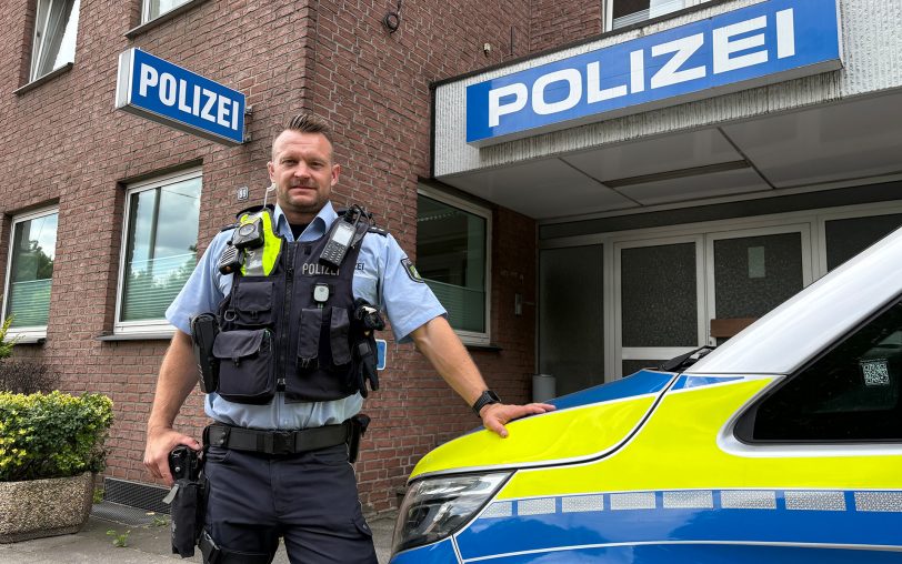Bereit für den Einsatz: Hauptkommissar Tobias aus Herne ist Polizeibeamter der Wache in Wanne und spricht über Gewalt, Bedrohungen, Beleidigungen und Widerstand gegenüber Einsatzkräften.