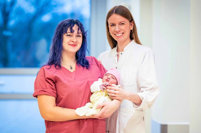 Ayla auf dem Arm von Hebamme Caroline Härtel und mit Dr. Julia Hecken, Assistenzärztin in der Klinik für Frauenheilkunde und Geburtshilfe des Marien Hospital Herne.