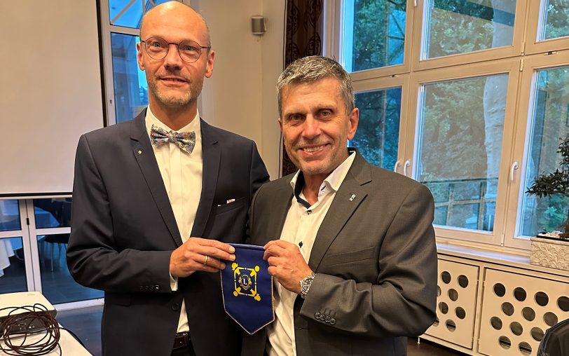 Georg Schildgen (re.) hat turnusgemäß am Samstag (1.7.2023) die Präsidentschaft des Lions-Club Herne an Dr. Stephan Döhring weitergereicht.
