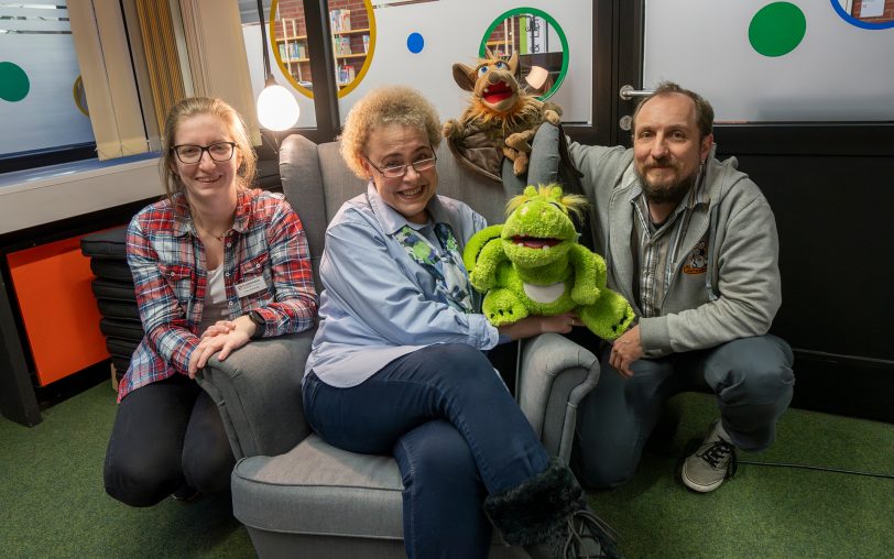 Freuen sich über den neuen Raum: (v.li.) Jasmin Wöltering (Leiterin Kinder- und Jugendbibliothek), Vorlesepatin Jutta Wiemers und Vorlesepate Dirk Hölter, beide sind auch vom Förderverein.