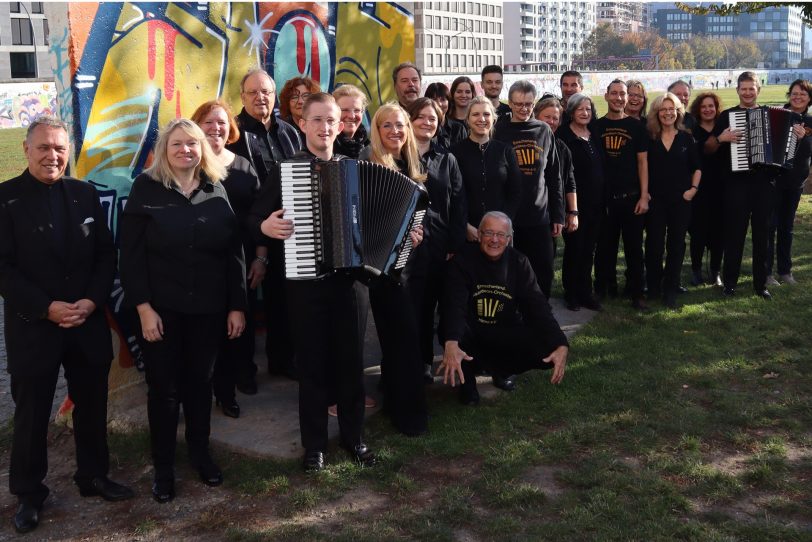 Das Emscherlandorchester bei einem Berlin-Besuch an der East-Side-Gallery.