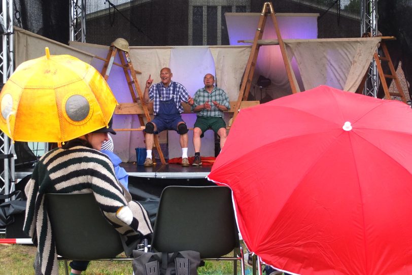 Das Wetter spielte nicht mit bei der ersten OpenAir-Veranstaltungen vor den Flottmannhallen nach der coronabedingten Schließung. im Bild:  Das Kindertheater Pappmobil mit dem Stück Drachen auf Baustelle Süd.