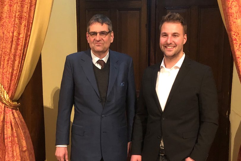 Der neue Vorsitzende des Innungsverbands des Zimmerer- und Holzbaugewerbes Westfalen Manuel Ueding (rechts), neben seinem Vorgänger Markus Becker (links).