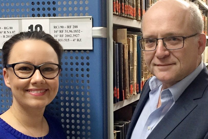 Michelle Müntefering und Hans-Jakob Tebarth in der Bibliothek,