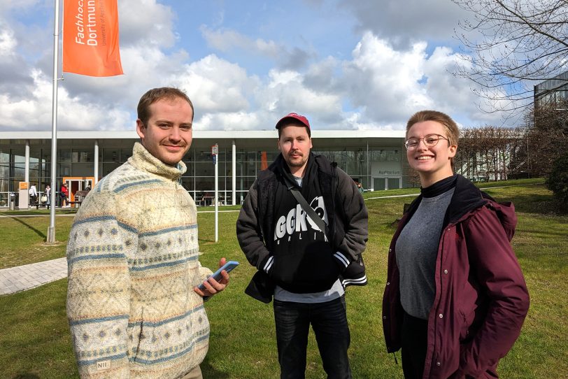 Gemeinsam mit ihren Kommilitonen haben Mats Flottmann, Marcel Franke und Antonia Alfs (v.l.) die Nachhaltigkeitsreihe „Studium Oecologicum“ organisiert. Zu den insgesamt elf Veranstaltungen sind nicht nur Studierende, sondern auch Hochschul-Angehörige und externe Gäste willkommen.