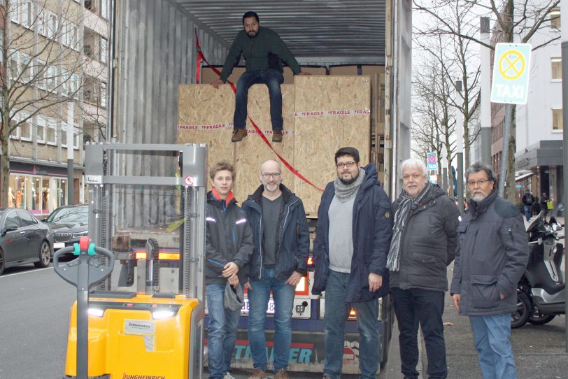 Verladung der Hilfsgüter für Bolivien.