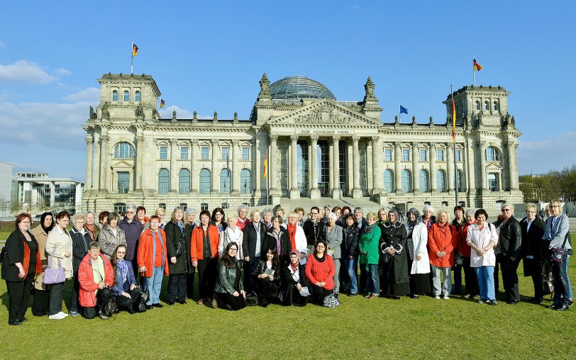 Gruppenbild vor dem Bundestag.