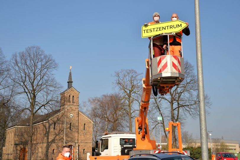 Das Testzentrum auf dem Cranger Kirmes Platz bekommt eine neue Verkehrsführung, dafür werden die alten Schilder abgenommen und neuer Schilder werden angebracht.