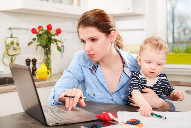 Arbeiten im Homeoffice: Dabei ist es wichtig, die Arbeitsbedingungen gesundheitsförderlich zu gestalten.