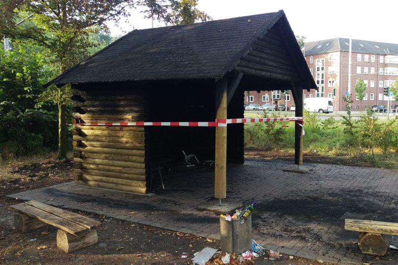 Die abgebrannte Hütte im Postpark.