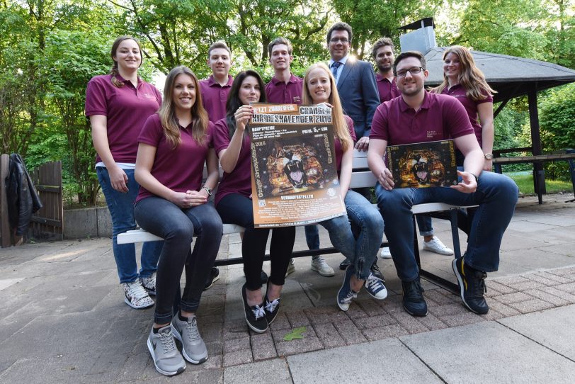 Pressekonferenz des Leo-Club Wanne-Eickel Dickköppe zum Kirmeskalender 2016. Im Bild von links nach rechts Janina Kuciewski, Katharina Pins, Samuel Mirzaian, Karina Schäl, Jan Niklas Zielonka, Mariele Zielonka, Dr. Martin Krause vom DRK Herne und Wanne-E