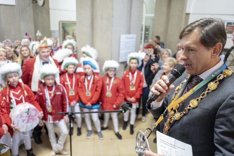 Die Narren der Herner Karnevalsgesellschaft (HeKaGe) stürmen am Donnerstag (28.02.2019) das Rathaus in Herne (NW) und entwenden Oberbürgermeister Dr. Frank Dudda den Rathausschlüssel.