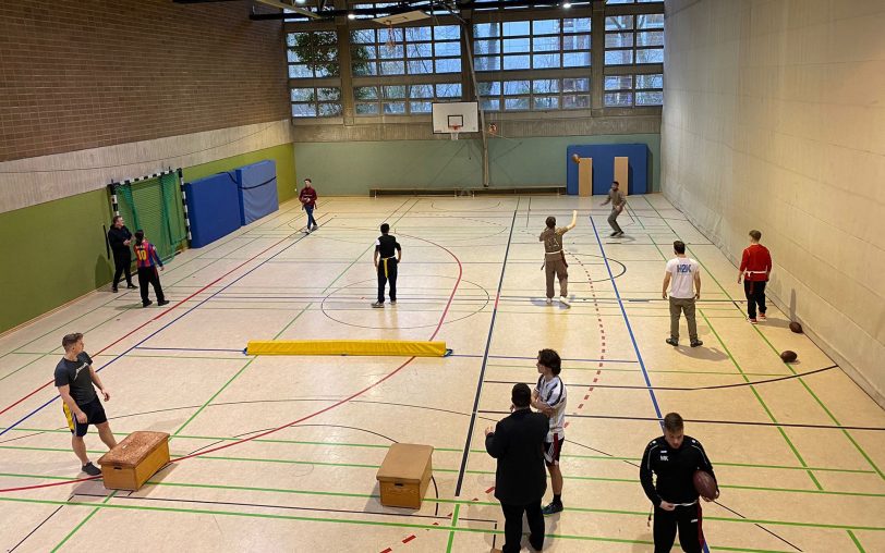 Die Black Barons zeigten am Mulvany Berufskolleg den Schülern, wie Flag Football funktioniert.