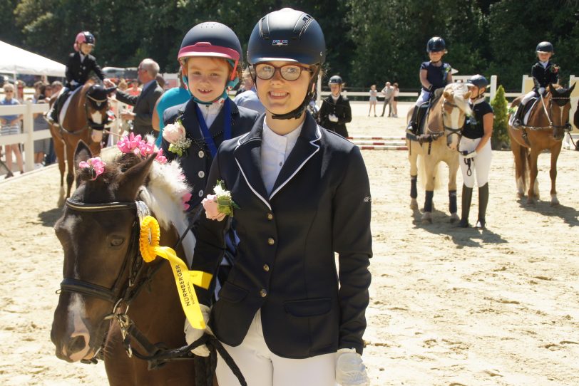 Bei der Siegerehrung der Führzügelklasse beim Sommerturnier der RSG Herne-Börnig in 2018.