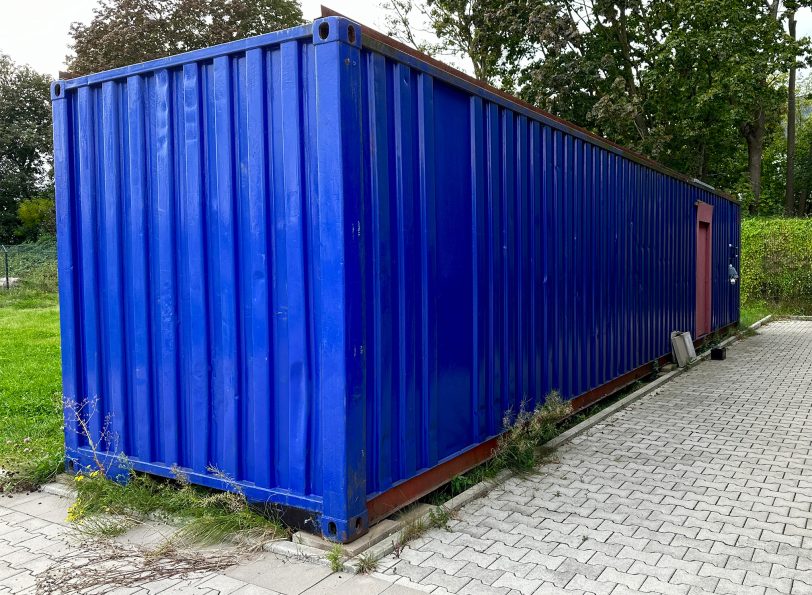 Dieser blaue Container soll des THW Wanne-Eickel soll in ein kleines Kunstwerk verwandelt werden.