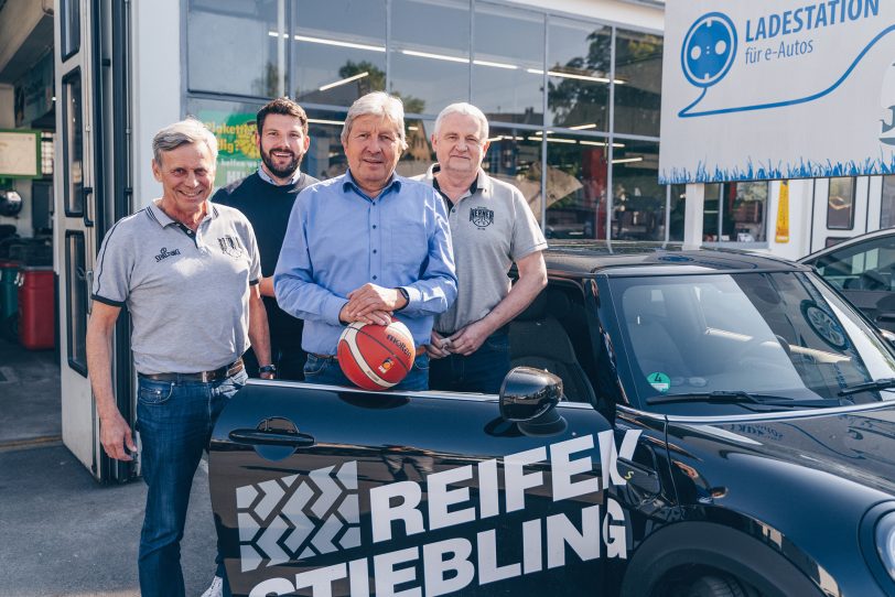 v.l. HTC-Vorsitzender Wolfgang Siebert , Alexander und Christian Stiebling, Marek Piotrowski, Trainer des Basketball-Bundesligisten HTC.