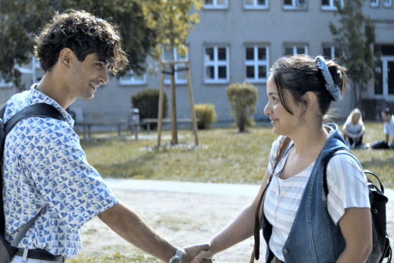 Als Asli (Canan Kir) und Saeed (Roger Azar) sich Hals über Kopf verlieben, geht es sofort um alles: Träume, Liebe, Wahrheit. Aber wie gut kennt Asli ihren Mann wirklich?