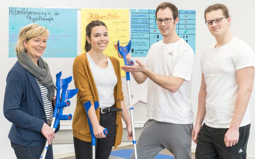 Am Tag der offenen Tür boten Leiterin Beate Stock-Wagner (l.) und Mitarbeiter der Akademie der Physio- und Ergotherapie den Besuchern praktische Einblicke in typische Tätigkeiten eines Physio- und Ergotherapeuten.