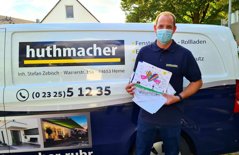 Stefan Zebisch freut sich über die Bilder der Kinder.