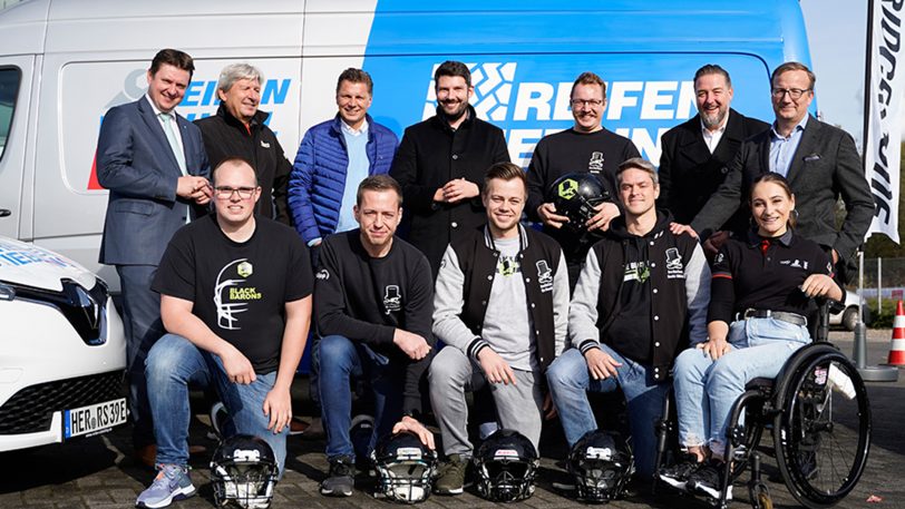 Erhielten die Ehrung für ihre engagierte Aufbauarbeit von American Football: Die Vertreter der Black Barons mit Bürgermeister Rajko Kravanja (li.), Thorsten Kinhöfer (hinten, 3.v.li.) und Olympiasiegerin Kristina Vogel (unten rechts).