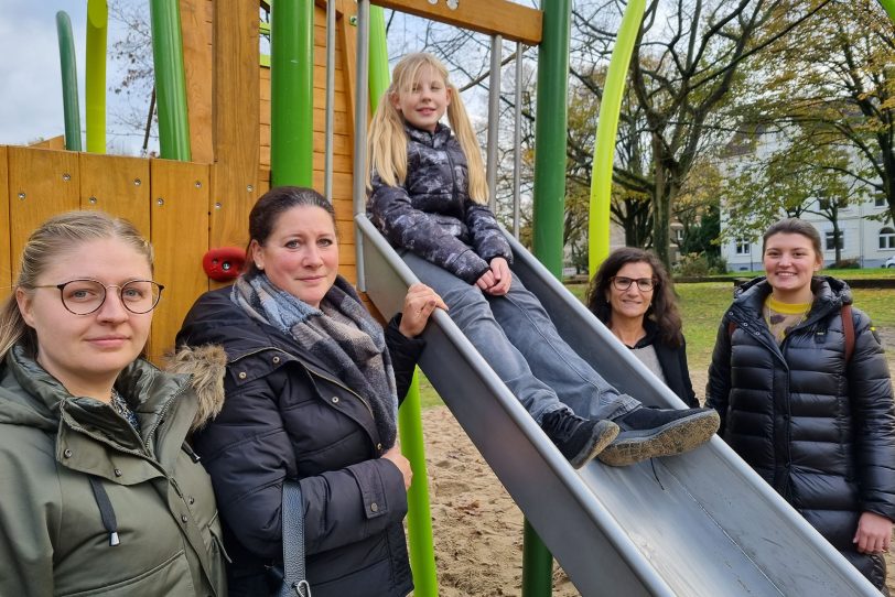 Bei der Eröffnung: (v.li.) Janina Reichert (Stadtgrün), Sarah Gentilini (Jugendhilfeplanung Stadt Herne), Lucy (an Planung beteiligt), Kinderanwältin Nuray Sülü und Victoria Apel (Arbeitskreis Kinderfreundliche Stadt).