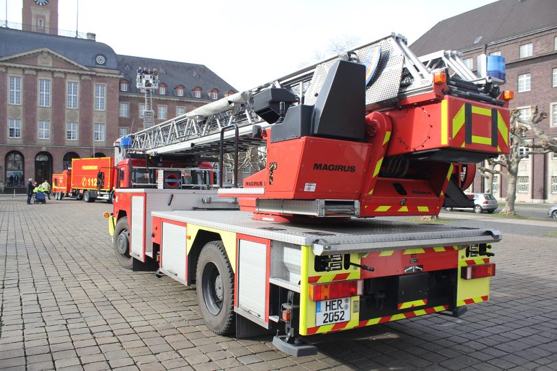 Neue Fahrzeuge für die Herner Feuerwehr: Zwei Drehleiter (im Bild), ein Gerätewagen, ein Stromerzeuger und ein Katastrophenschutzfahrzeug. Vorgestellt vor dem Herner Rathaus.