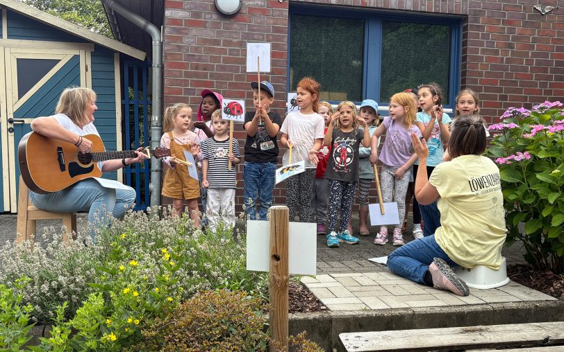Zur Begrüßung ein Auftritt vom Löwenzahn-Chor: An der Kita Löwenzahn ist in Zusammenarbeit mit der Erich-Fried-Gesamtschule ein Urban Gardening-Projekt mit mehreren Hochbeeten und Pflanzen sowie Gemüsesorten entstanden. Die Eröffnung war am Montag (7.7.2025).