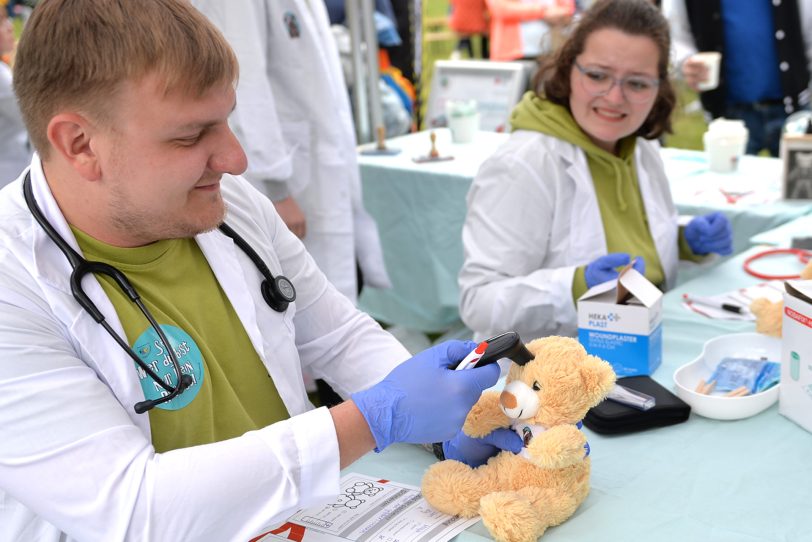 Bastel- und Spieleangebot beim Mitmachtag im Gysenberg – rund 22 Vereine, Verbände und Gruppen stellen sich vor. September 2024 im Bild: Das Jugendrotkreuz mit der Teddyklinik.