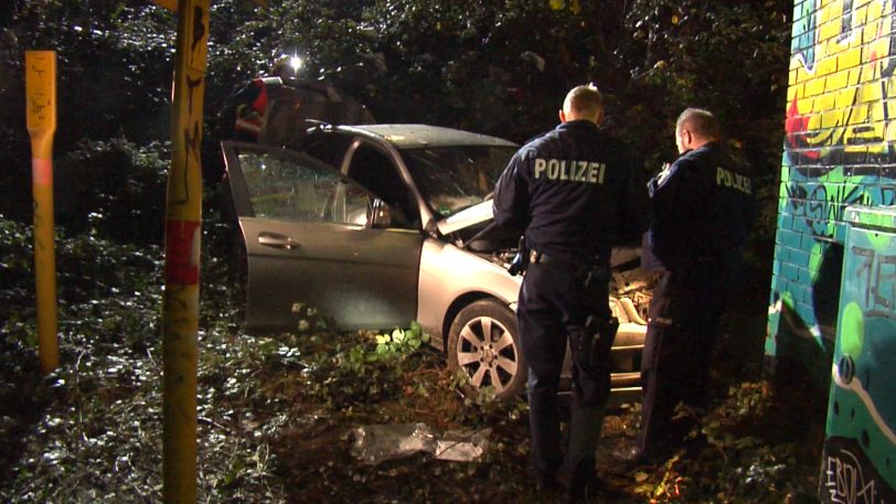 Unfall auf der Holsterhauser Straße - Pkw fliegt von der Brücke.