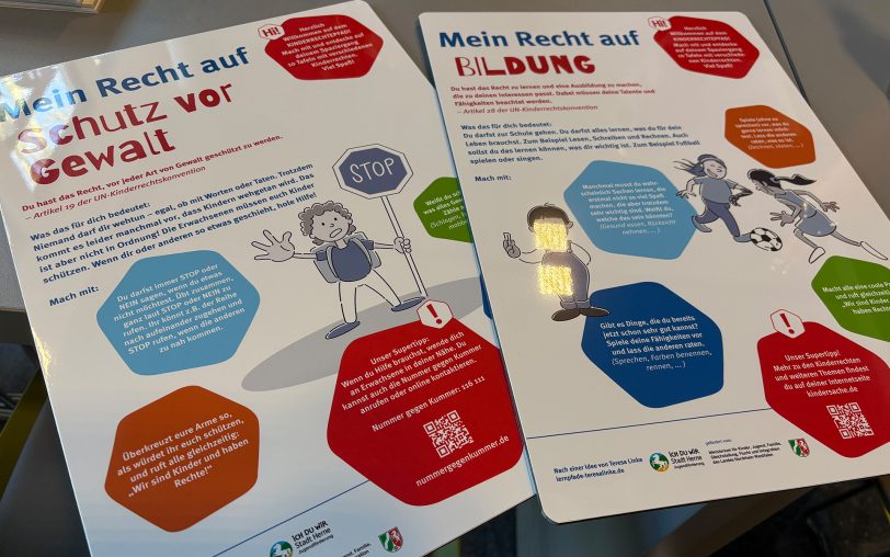 Die bunten Tafeln haben einen Wiedererkennungswert und bieten Wissenswertes, Tipps und Hilfsangebote.