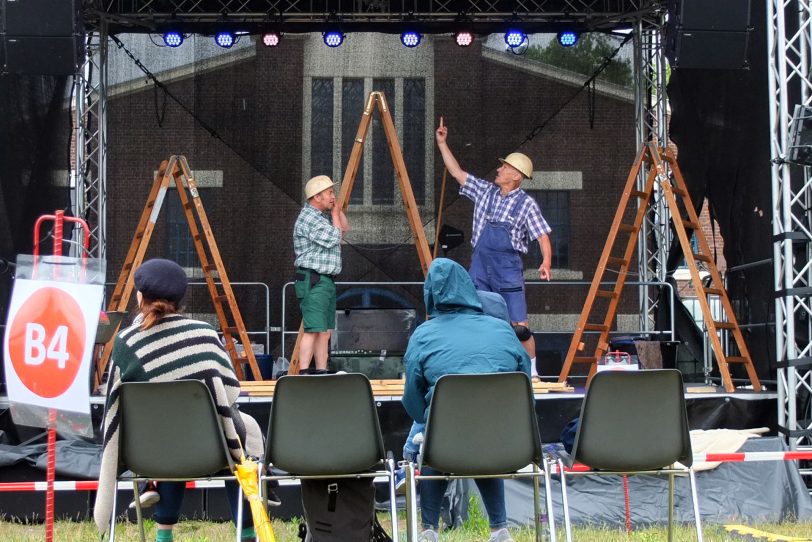 Das Wetter spielte nicht mit bei der ersten OpenAir-Veranstaltungen vor den Flottmannhallen nach der coronabedingten Schließung. im Bild:  Das Kindertheater Pappmobil mit dem Stück Drachen auf Baustelle Süd.