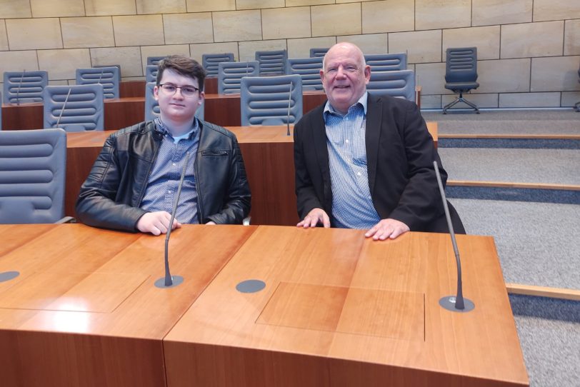 Luca Lyskawa übernimmt beim Jugendlandtag den Platz von Thomas Nückel MdL und hat dort im Vorfeld schon einmal Probe gesessen.