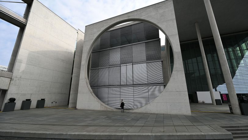 hallo-Fotograf Heinz-Jürgen Bourichter wurde durch das Paul-Löbe-Haus, das Marie-Elisabeth Lüders Haus und den Reichstag in Berlin geführt. Allabendlich beginnt mit Einsetzen der Dunkelheit eine Film-, Licht- und Tonprojektion mit dem Titel „Dem deutschen Volke — Eine parlamentarische Spurensuche. Vom Reichstag zum Bundestag“.