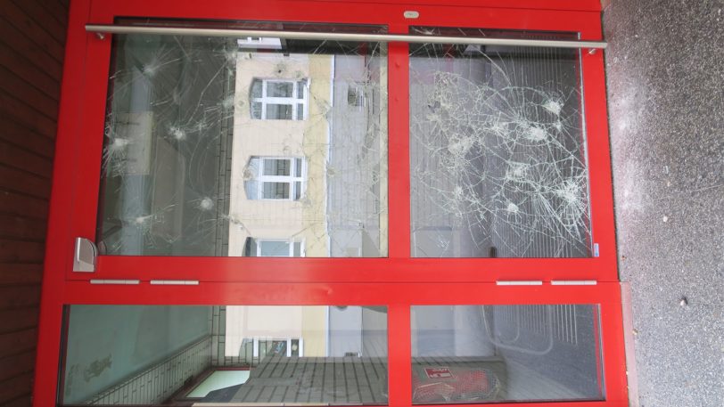 Die Tür zur Sporthalle der Josefschule an der Stöckstraße wurde erheblich beschädigt.