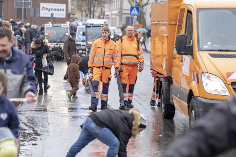 Der Karnevalsumzug am Rosenmontag (04.03.2019) in Herne (NW). Der Umzug startete pünktlich um 12 Uhr vom Kurt-Edelhagen-Platz in Sodingen in Richtung Innenstadt. Trotz der Unwetterwarnung des DWD hatten sich die HeKaGe und das Ordnungsamt entschieden, den Zug rollen zu lassen. Kurz nach dem Start setzte ein heftiger Schauer ein, der Teilnehmer und Zuschauer ordentlich durchweichte.