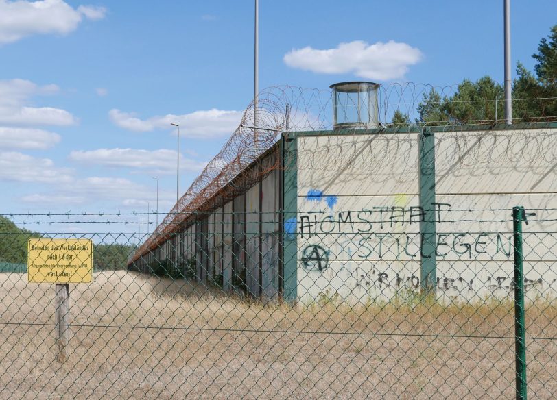 Ein Thema des Vortrags im LWL-MAK, bei dem es um die Hinterlassenschaften im Protestcamp Freie Republik Wendland geht: Die Schutzanlagen am ehemaligen Erkundungsbergwerk Gorleben, fotografiert am 9.8.2018.