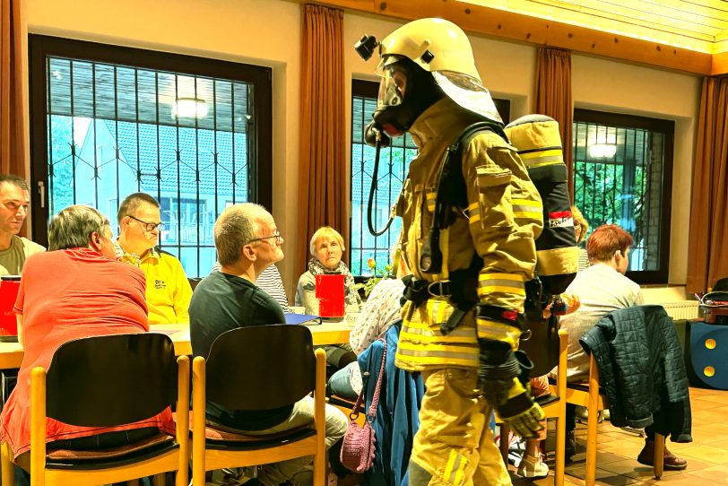 Besuch der Freiwilligen Feuerwehr in der Teestube für Menschen mit Behinderung in der Gemeinde St. Joseph.