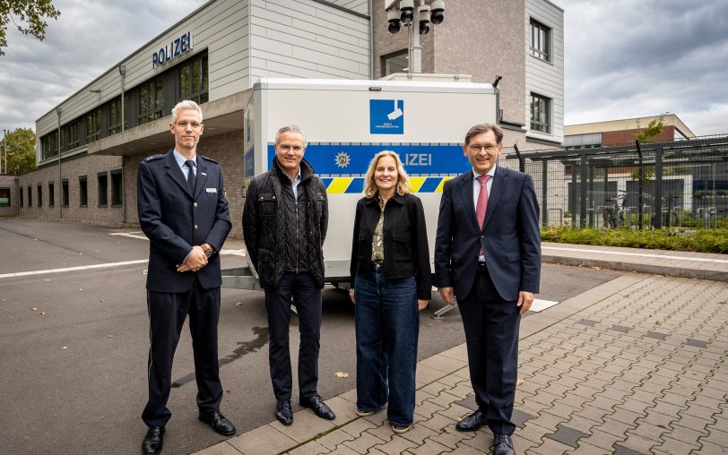 Vor der mobilen Videobeobachtungsanlage, die für mehr Sicherheit am Buschmannshof sorgen soll: (v.li.) Polizeioberrat Felix Horn, Stadtdirektor Dr. Frank Burbulla, Polizeipräsidentin Christine Frücht und Oberbürgermeister Dr. Frank Dudda.