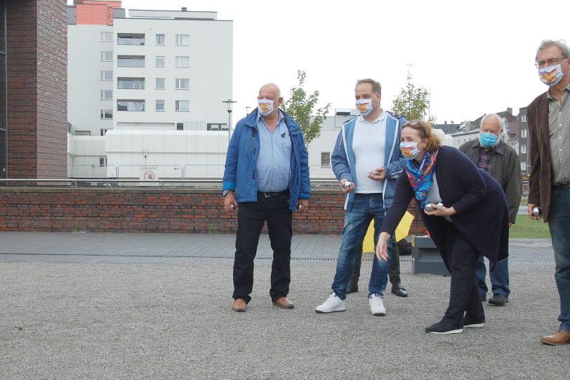 FDP-Politiker boulen für bunteren Europalplatz.