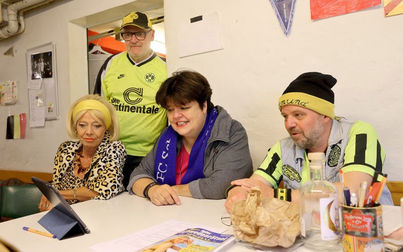 Vor dem Auftritt EM-Fußball gucken in der Garderobe: (v.li.) Susanne Fernkorn, Rainer Besel, Ingrid Kühne und Heiko Büscher.