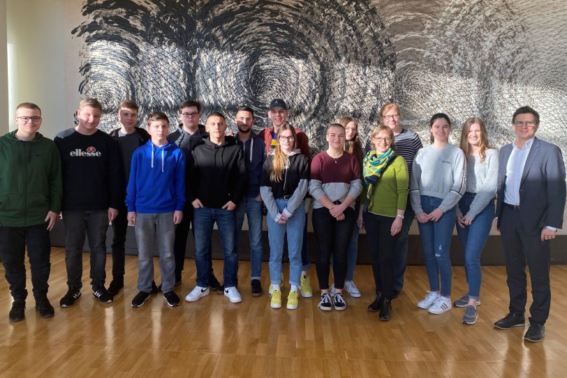 Schüler vom Gymnasium Wanne im Landtag bei Alexander Vogt.