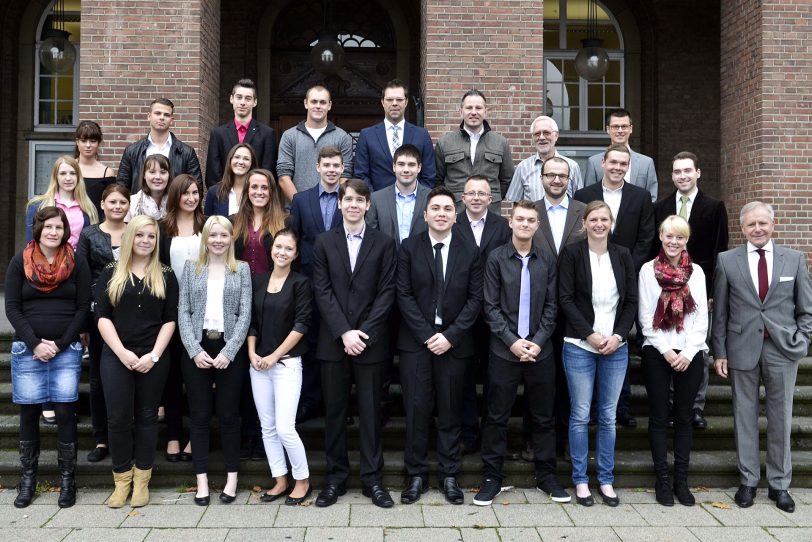 Die neuen Auszubildenden bei der Stadt Herne mit OB Horst Schiereck.