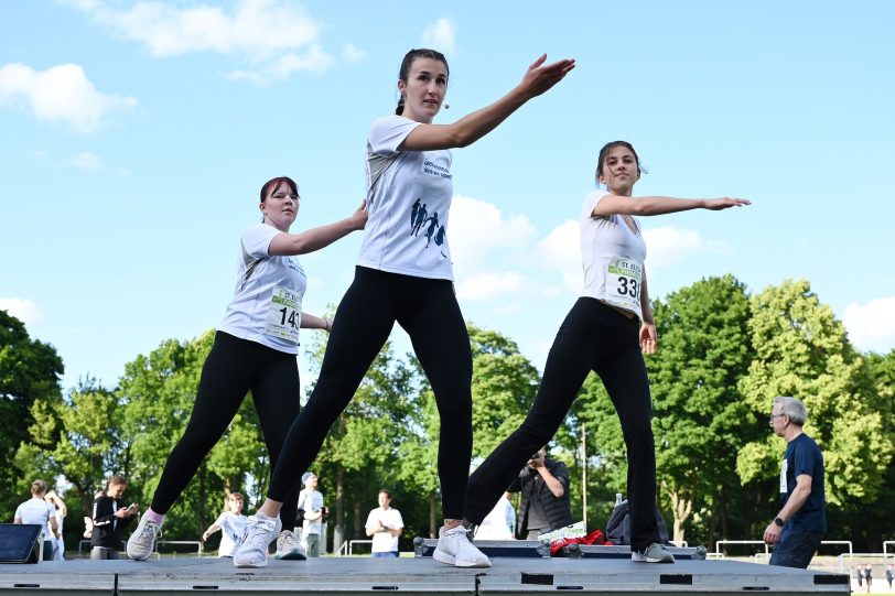 Die Auszubildenen der St. Elisabeth Gruppe sorgten für das Warm-Up der Läufer.