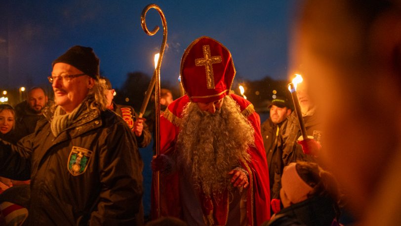 Der Nikolaus kam zum traditionellen Mond-Weihnachtsmarkt der Mondritterschaft Wanne-Eickel wieder über den Kanal angeschippert. Dezember 2024.