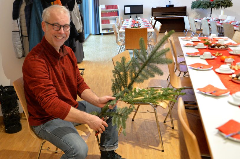&amp;amp;amp;amp;amp;amp;amp;#039;Heiligabend nicht allein&amp;amp;amp;amp;amp;amp;amp;#039; 2025: Martin schneidet die Tanne für die Tischdeko.