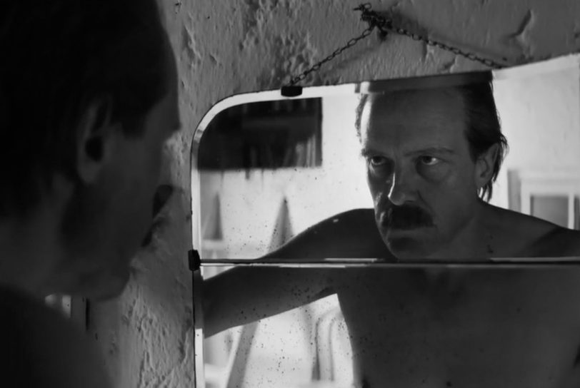 Josef Mengele (August Diehl) beim Blick in den Spiegel: Eine Mischung aus Sentimentalität, Wut, Enttäuschung, Größenwahn und Selbstverliebtheit kulminiert in der Erkenntnis, dass er zwar Deutschland hinter sich gelassen hat, sich selbst aber nicht entkommen kann.