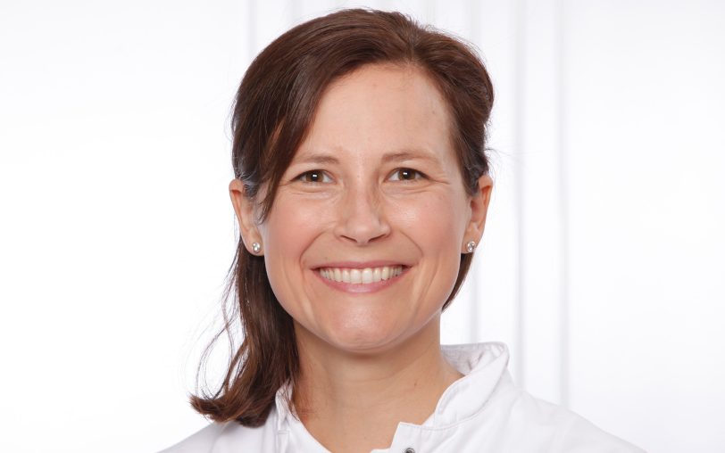 Dr. Anna Kernder, Oberärztin des Rheumazentrum Ruhrgebiet, hat gemeinsam mit weiteren Forschenden neue Erkenntnisse in der Therapie des Still-Syndroms gewonnen.