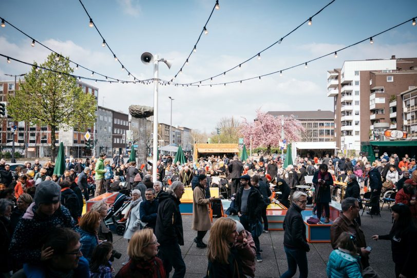 Buntes Markttreiben auf dem Theater-Vorplatz.
