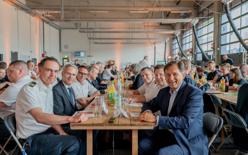 Freuten sich über die JHV: Am Tisch (v.li.) der Chef der Herner Feuerwehr, Branddirektor Marco Diesing, Dezernent Dr. Frank Burbulla und (re.) OB Dr. Frank Dudda.
