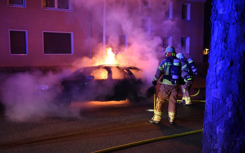 Feuerwehr löscht Auto.